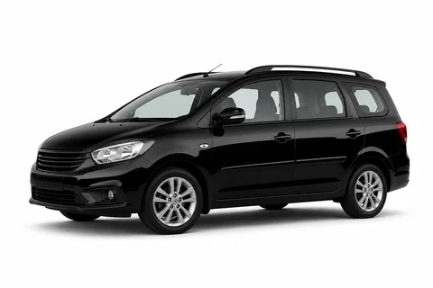 Minivan preta em estúdio branco